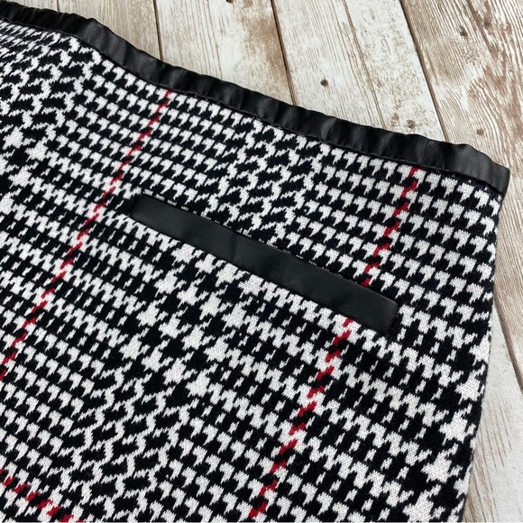 Talbots Houndstooth Pencil Skirt w/ Faux Leather Trim at Waist- size 14 - Picture 3 of 10